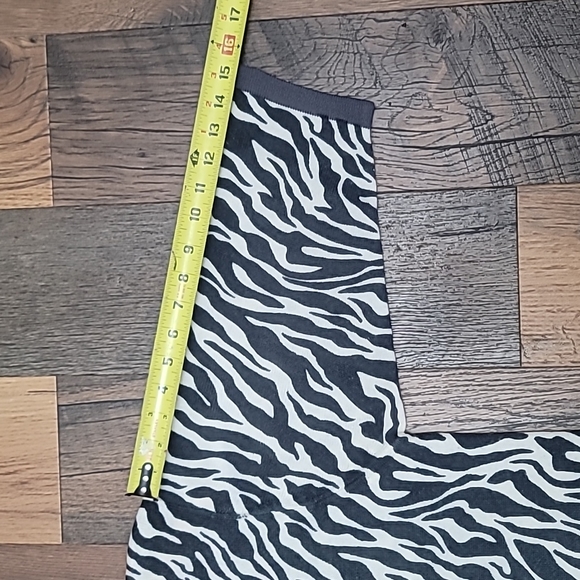 C.D. Womens Animal Print Sweater Gray White Pullover Knit Top - Picture 5 of 7